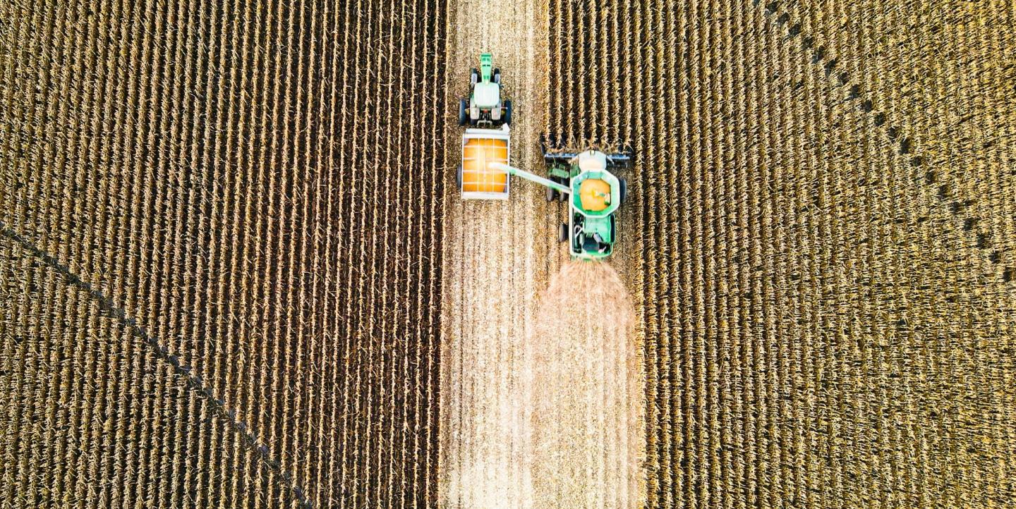Vista aérea de un tractor en un campo de trigo