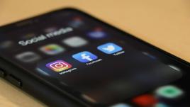 Сотовый телефон с иконками социальных медиа